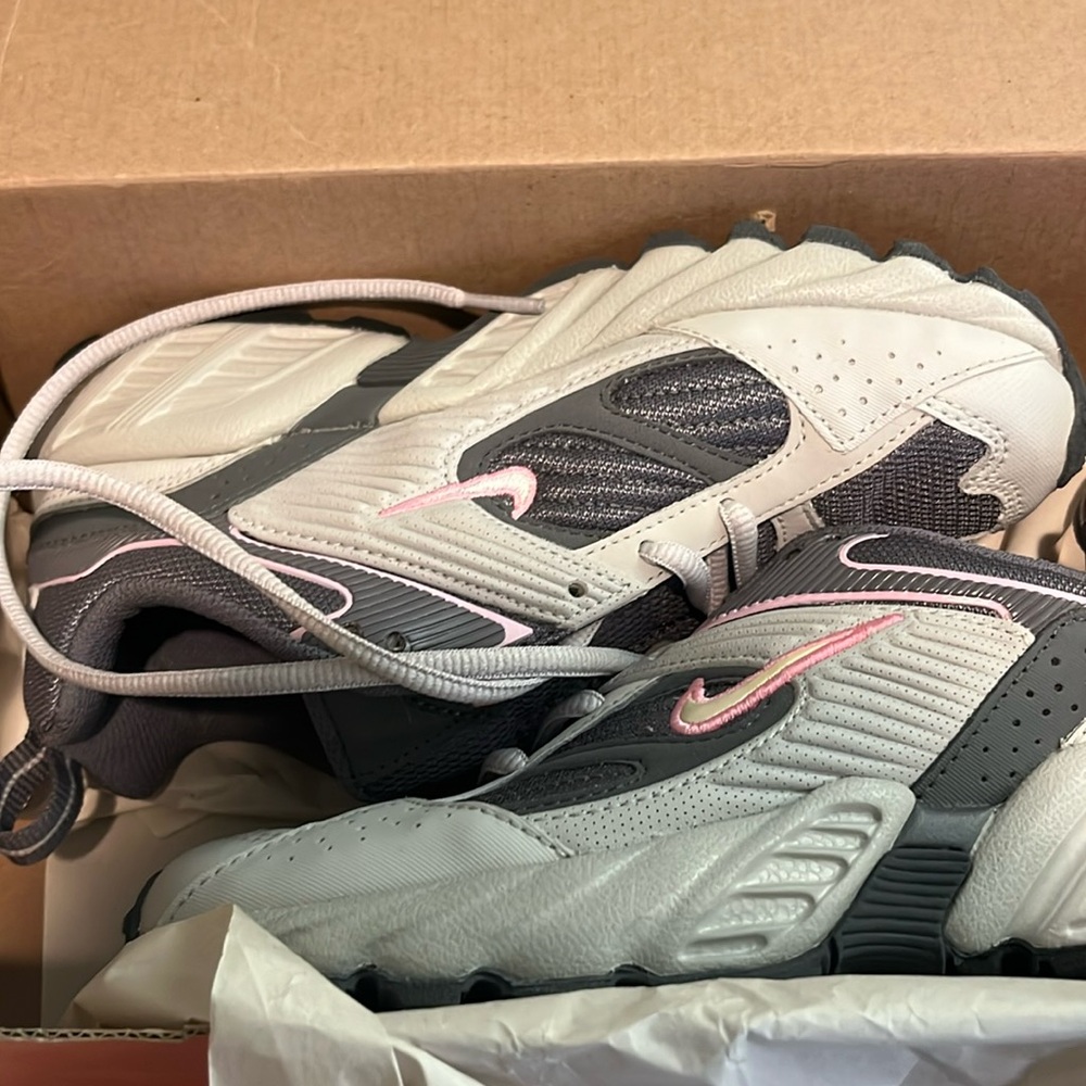 NIKE WOMENS brand new trail SNEAKER size 5y
